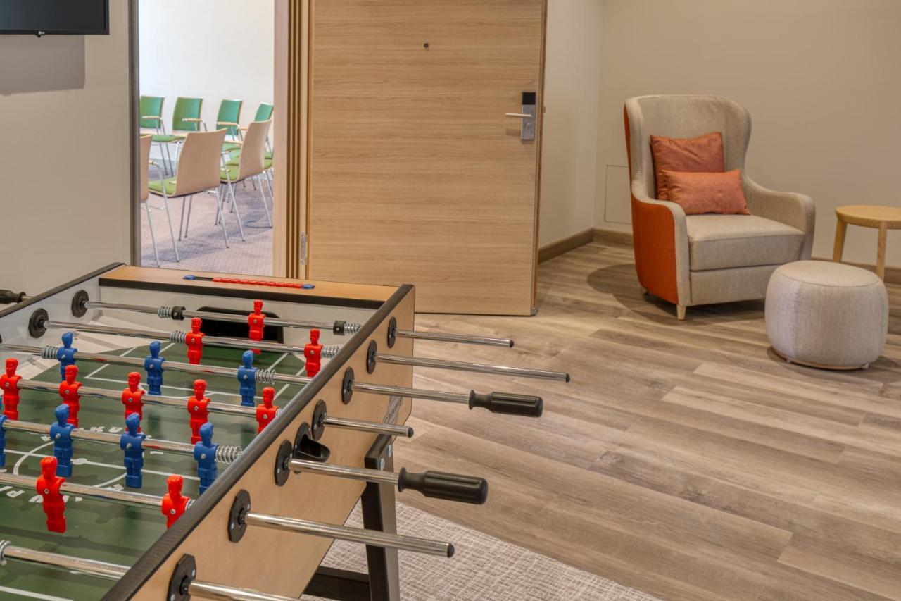 Intercityhotel Berlin Airport Ber Terminal 1 & 2 Шёнефельд Экстерьер фото The table football table in the room